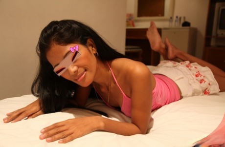 Schlankes Filipina-Mädchen Daisy engagiert sich beim POV-Sex mit einem Sextouristen