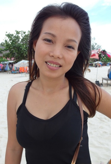 Aziatische eerste timer Sok Neng kleedt zich uit voor POV seks met een buitenlander