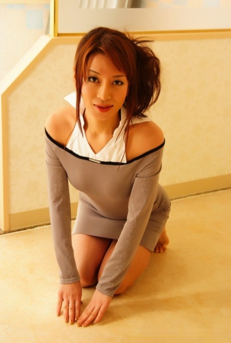 Vacker japansk modell avslöjar sina stora bröst under soloaction
