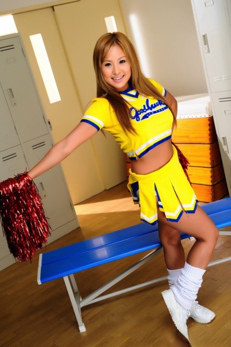 Schattige Japanse cheerleader onthult grote tieten voordat ze haar kutje laat zien