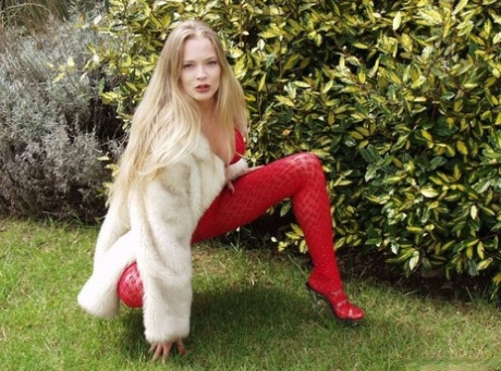 Tamara Noon spreidt zich uit in een exotische rode panty