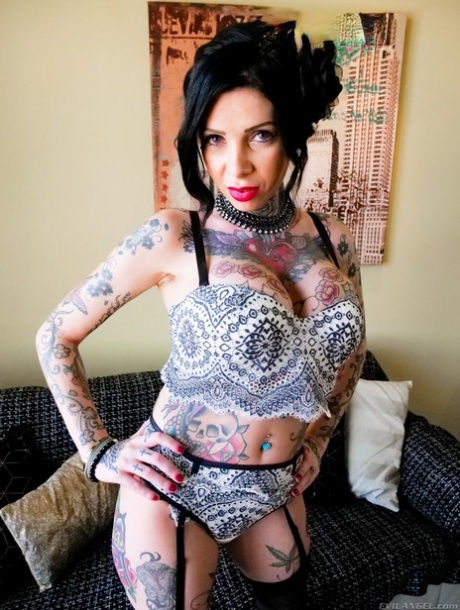 Tatuerade Megan Inky får sperma i ansiktet efter dubbelpenetration