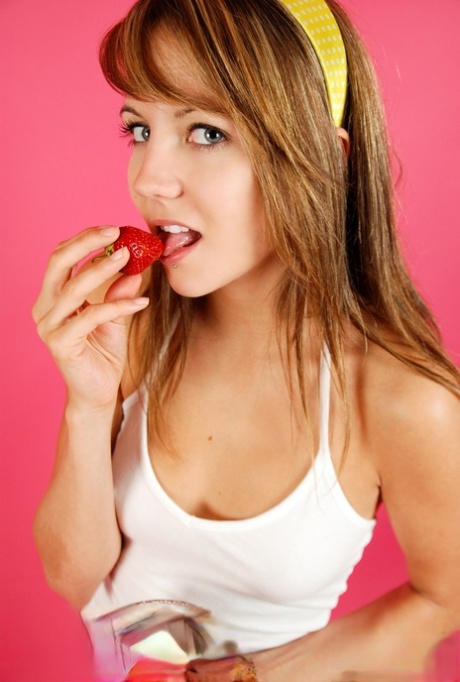 年轻女孩Andi Land在吃草莓时暴露了她的乳房和阴部
