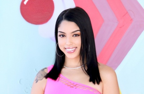 Hermosa chica latina Vanessa Sky agarra su buen culo en medias de color rosa