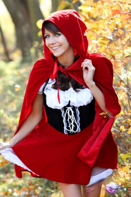 La dulce adolescente Andi Land libera sus tetas y su coño de un traje de Caperucita Roja