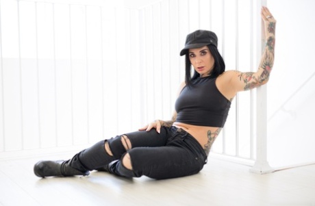 Die tätowierte Brünette Joanna Angel macht sich nackt und trägt eine Biker-Kappe