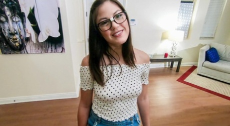 Nerdy Teen Kendra Spade fickt ihren Stiefbruder in Strümpfen und Brille