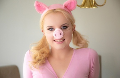 La jeune fille blonde River Fox se dénude dans un costume de Miss Piggy.
