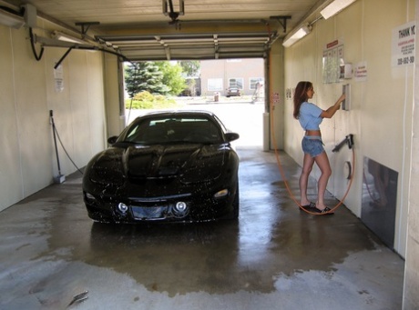 Amatørpigen Nikki Sims afslører store bryster, mens hun vasker sin bil i vaskehallen