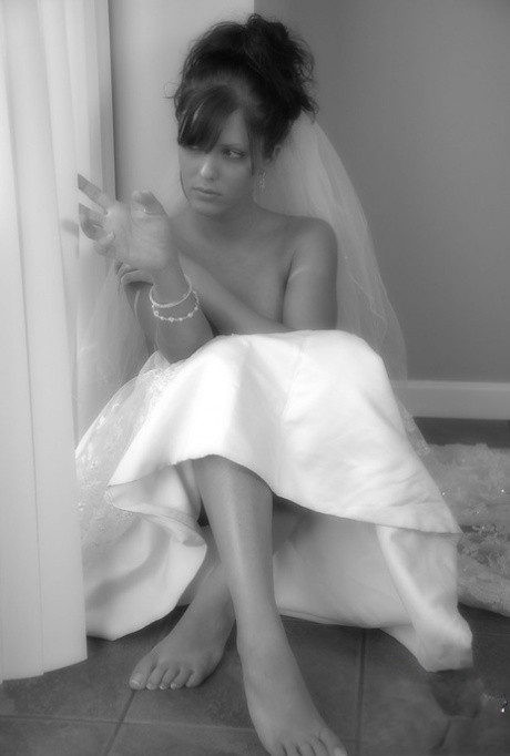 Amateur-Model Karen posiert im Hochzeitskleid während einer Solo-Aktion