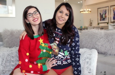 Tonårstjejen Andi Land och hennes lesbiska flickvän blottar sig på julafton