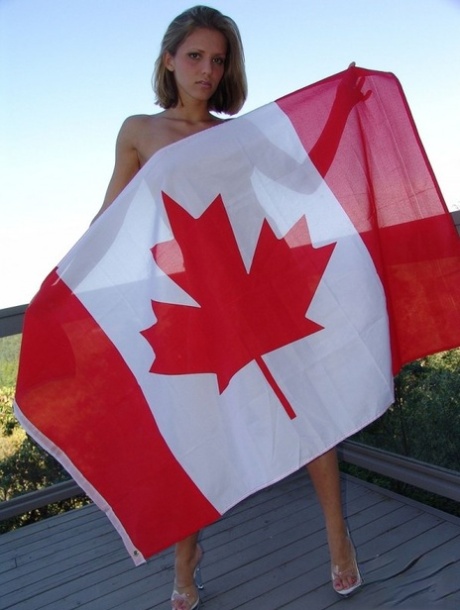 年轻的业余爱好者凯伦在甲板上用加拿大国旗包裹自己的裸体