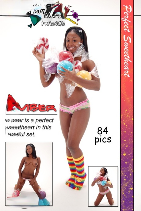 La mignonne adolescente noire Amber se déshabille en portant des chaussettes colorées.