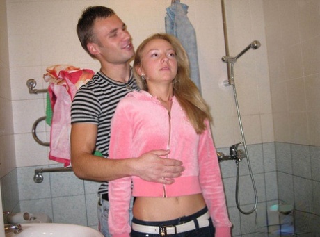 Klein blond meisje en haar vriend kleden zich uit voordat ze neuken in badkamer