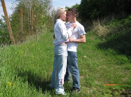 Geile tieners spreiden een deken uit voor ze seks hebben in een veld aan zee