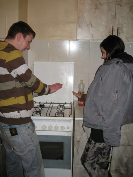 Nastoletni kochankowie angażują się w ostre ruchanie par w kuchni