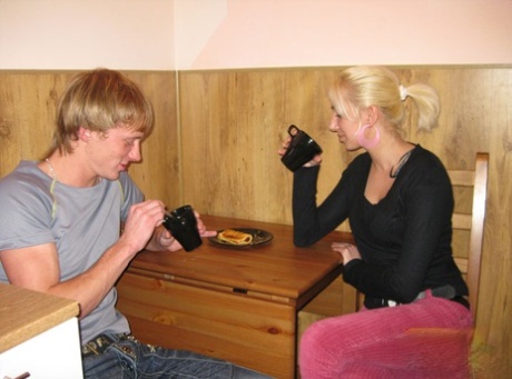 Adolescente rubia y su novio follan después de tomar café y dulces