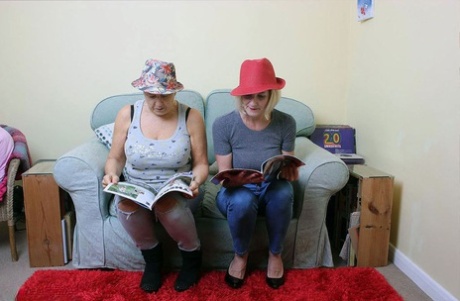 Twee oude lesbiennes tonen samen hun grote borsten en blote konten