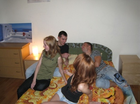 Napalone nastolatki eksperymentują z wymianą partnerów podczas czworokąta na łóżku