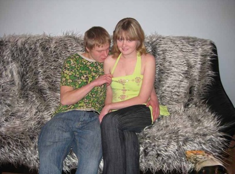 Молодая девушка и ее парень обнажаются перед трахом на диване