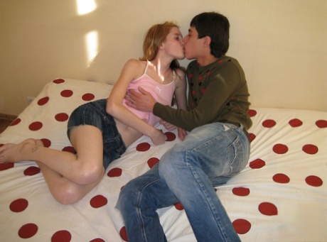Adolescente caucásica tiene sexo con sus novios en una cama durante la acción BBG