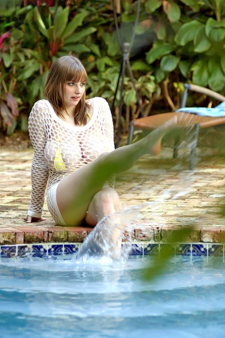 Busty Christy Marks tar av sig stringbikinin för att våta enorma stora bröst i poolen