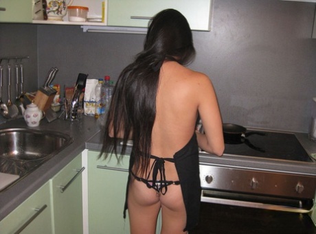 Jovem asiática participa em sexo POV enquanto está na sua cozinha