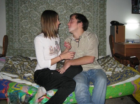 Tynd ung pige sutter på sin kærestes penis før analknepning