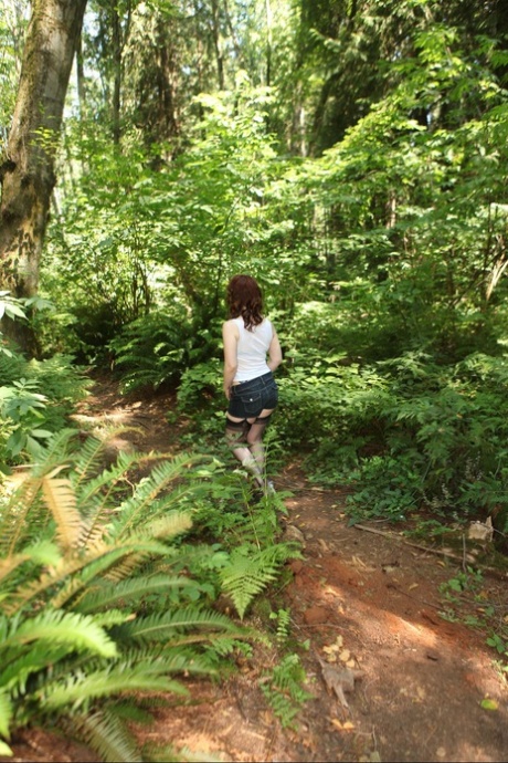 素人娘のDirty Angieが森の中を歩きながら小さなおっぱいを露出する。