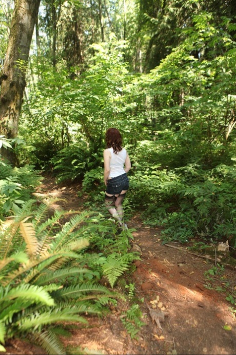 Amateur-Küken Dirty Angie entblößt ihre winzigen Titties beim Spaziergang im Wald