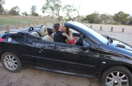 La amateur australiana Anne Melbourne y su chico follan en un automóvil descapotable