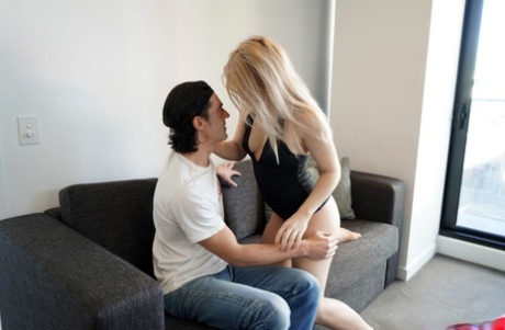 Белокурая цыпочка Офелия Роуз демонстрирует свою попку во время полового акта с мужчиной