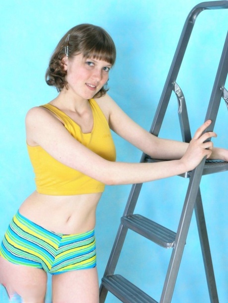 赤裸裸的合法少女Anabell在梯子上脱光衣服后抚摸着自己的光秃秃的乳头