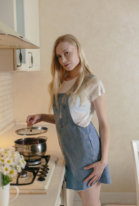 Die junge Blondine Maria Rubio macht sich beim Kochen komplett nackt