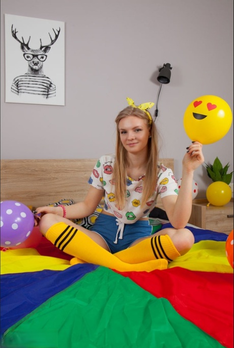 Adorable teen Fabiholds einen Ballon vor immer völlig nackt auf ihrem Bett