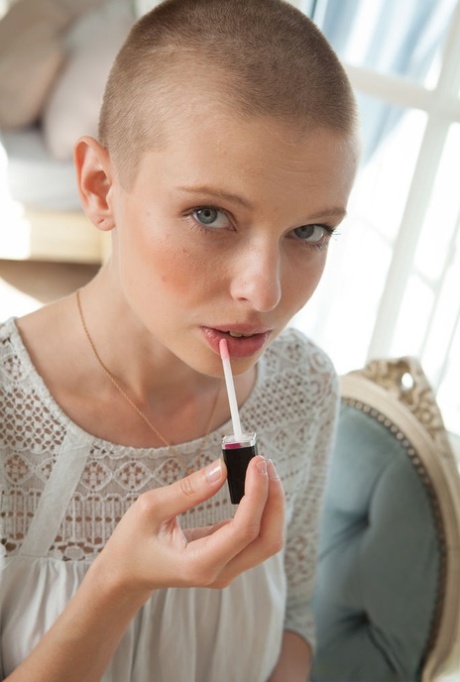 18 jaar oud meisje met een buzz cut Octavia toont haar natuurlijk harig poesje