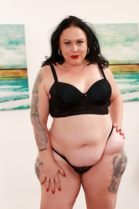 Fat chick with tattoos Calista Roxxx gets on her knees for a blowbang