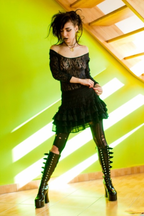 Goth-tjejen Alice Avreg drar ner sönderrivna strumpbyxor i läderstövlar