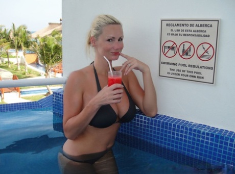 La rubia de grandes tetas Allie se folla con los dedos después de descansar en una piscina