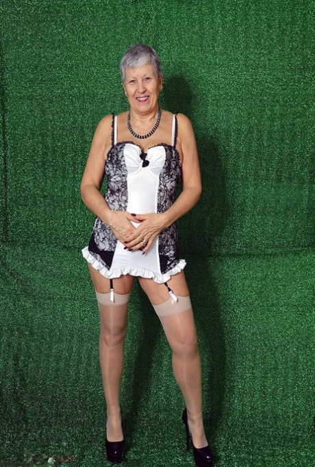 Серебристоволосая бабушка Савана моделирует сексуальное белье в прозрачных нейлонах и на каблуках