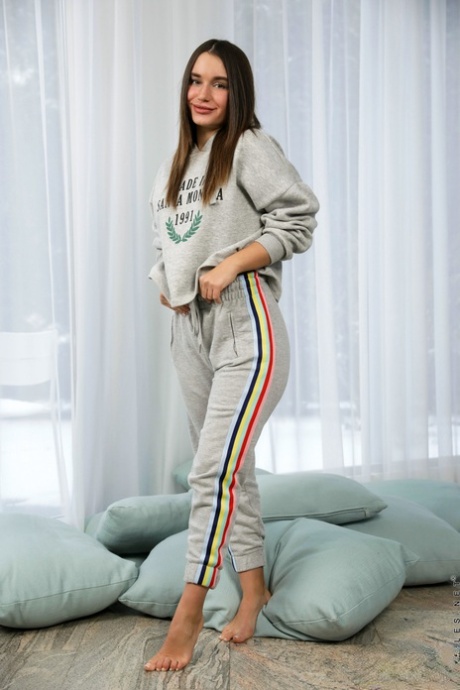 Den brune model Lana Roy tager joggingbukser og undertøj af, før hun onanerer