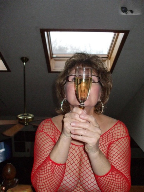 Oudere vrouw Busty Bliss geniet van een glas wijn tijdens POV orale seks