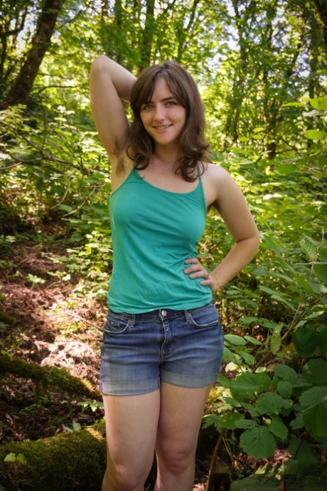 Amateur-Küken entdeckt große Nacktbilder, bevor sie mit ihrem Biber im Wald spielt
