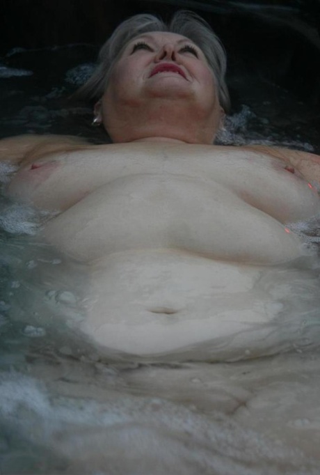 Oma gordo transforma-se em nylons e calcanhares depois de se deitar nu em banheira de hidromassagem
