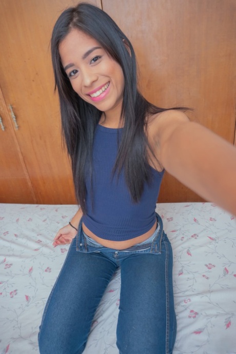 Tmavovlasá latinskoamerická teenagerka Karin Torres se při svlékání sama fotí