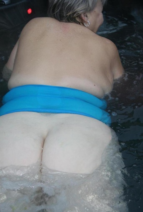 Старушка Valgasmic Exposed играет со своей грудью во время купания в джакузи