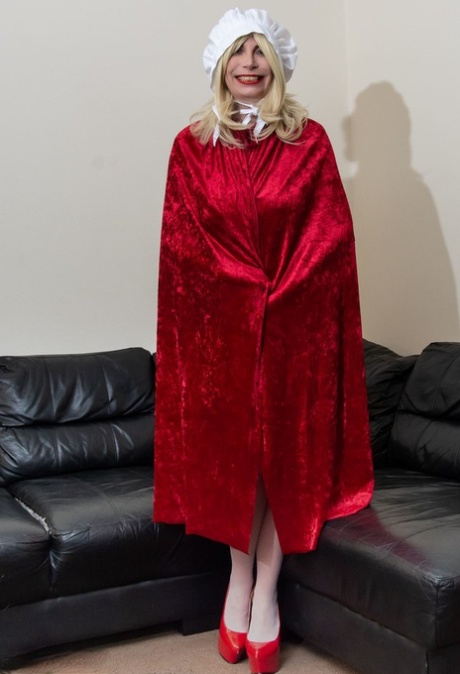 Zralá blondýnka Barby Slut se vystavuje při nošení cosplay oblečení