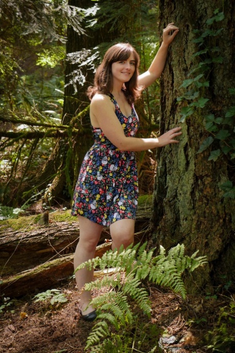 Brunette amateur Raven Snow exposes big natural and full bush in the woods