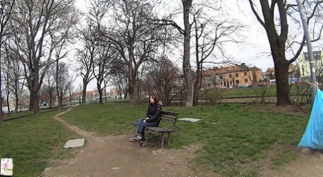 A bela adolescente Clara é apanhada num parque público antes de fazer sexo POV