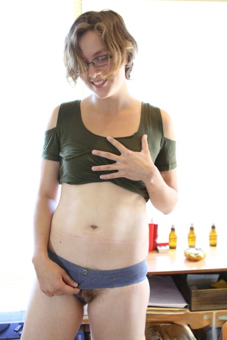 Un modèle amateur libère son sexe et son cul juteux de ses sous-vêtements dans des lunettes.